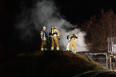 Esslingen: Huettenbrand beim Bike Park Berkheim- Lagerfeuer daneben unbeaufsichtigt